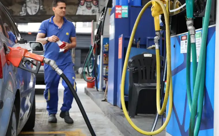 Governo estende subsídio na gasolina por mais um mês