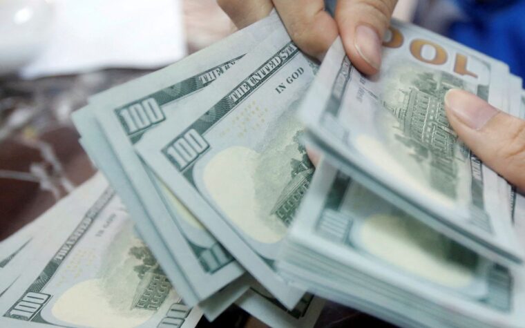 Dólar dispara após recuo nos preços do petróleo e marca alta recente