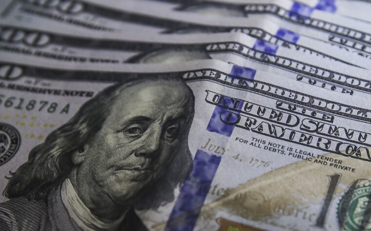 Queda do dólar após decisão de juros nos EUA impulsiona real