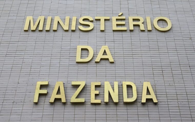 Previsão de déficit primário aumenta com inclusão de precatórios