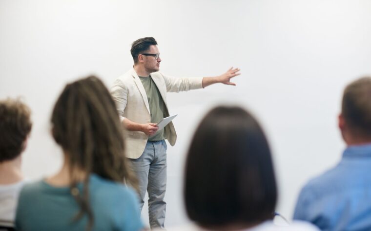 Carreira docente: como se tornar professor concursado na rede pública