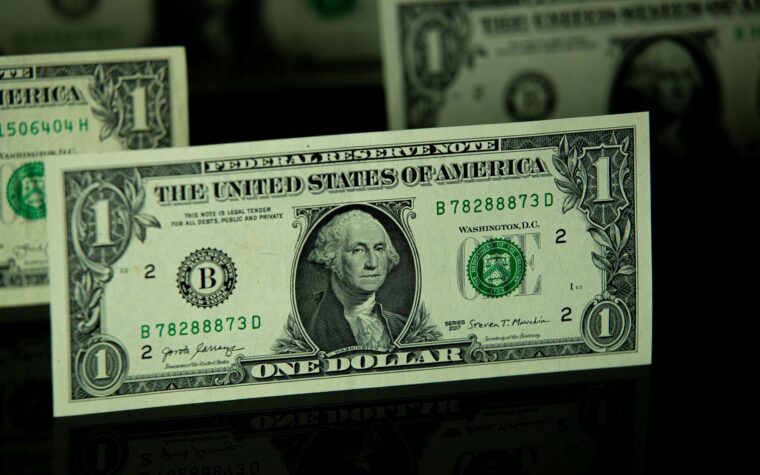 Câmbio: por que o dólar sobe e desce e como isso afeta os preços