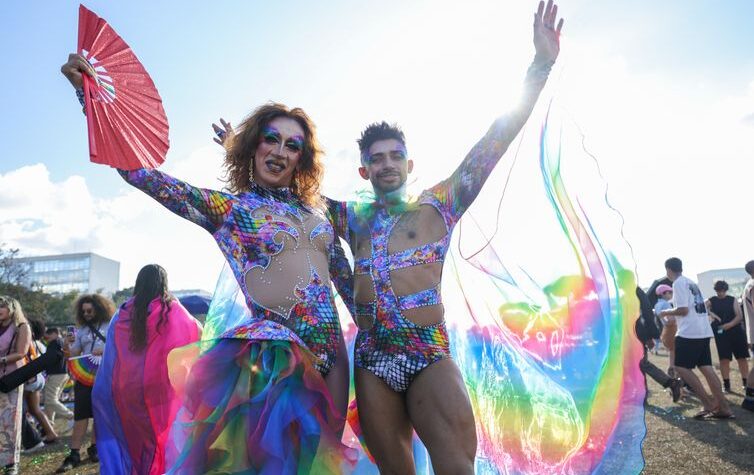 Parada LGBTQIA+ em Brasília destaca importância do voto contra o ódio