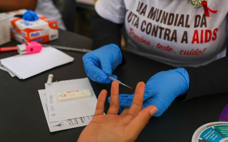 Falta de informação sobre HIV alimenta estigma e prejudica tratamento