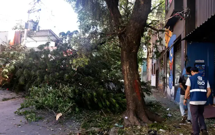 Temporal no Rio deixa 200 mil sem luz por mais de dois dias