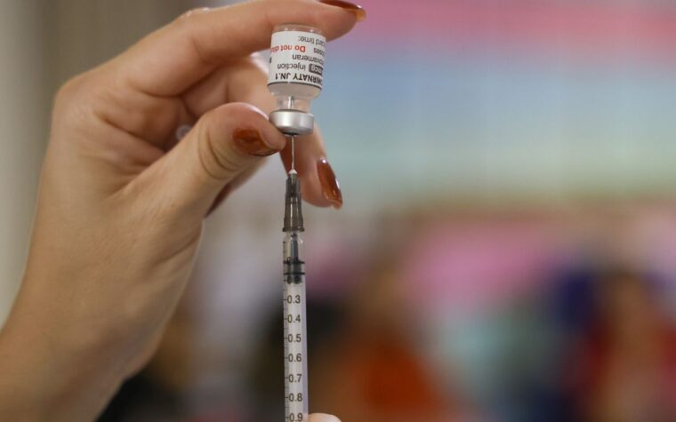 Vacinação contra HPV reduz infecções entre jovens, diz estudo