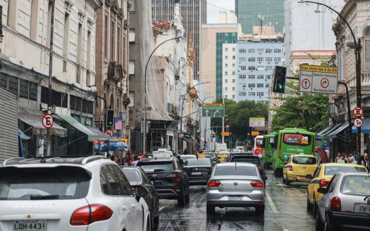 Adesivos políticos no carro podem comprometer seguro, diz especialista
