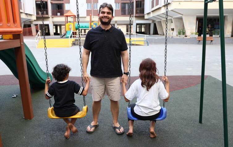 Como o exemplo masculino em casa pode combater a misoginia desde cedo