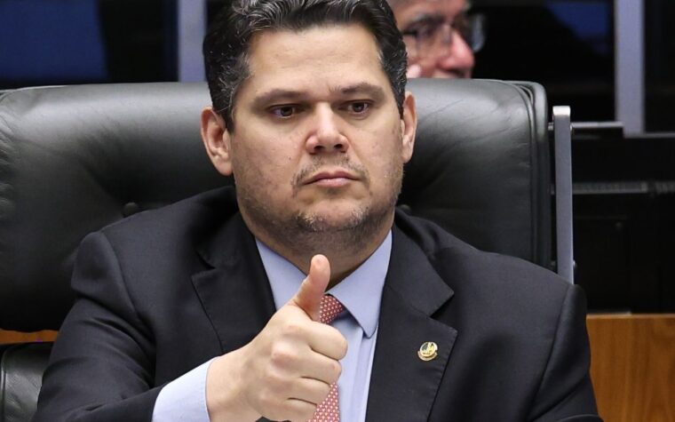 Alcolumbre avança PEC que encerra regime de 6×1 após diálogo com Lula