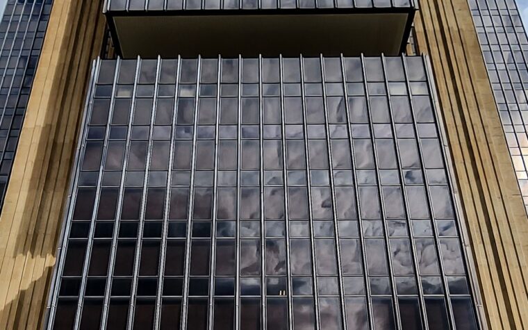 Inflação desacelera, mas riscos permanecem, alerta Banco Central