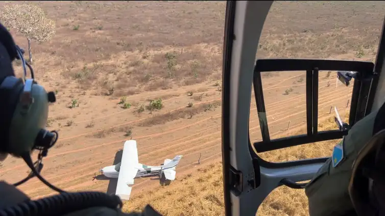 Caças brasileiros interceptam avião clandestino na fronteira com a Bolívia