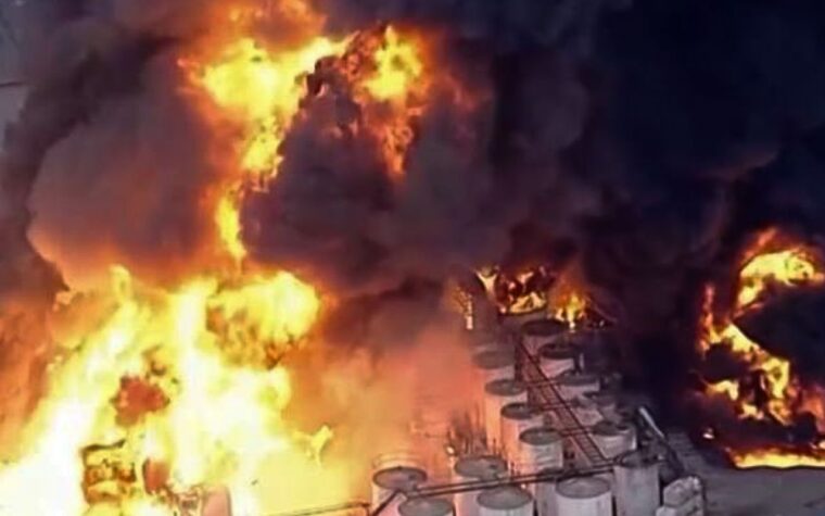 Bombeiros levam 33 horas para controlar incêndio em fábrica em SP