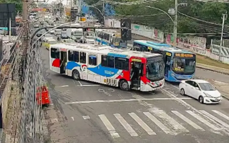 Criminosos bloqueiam vias com ônibus em ação contra a polícia no Rio