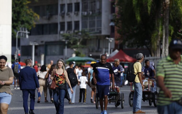 IBGE projeta menor crescimento populacional em décadas até 2026