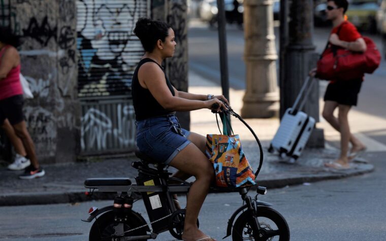 Caminhos da Reportagem revela impacto das bikes elétricas no Brasil