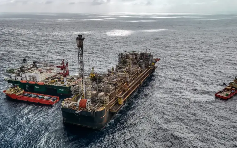 Petroleiros exigem mais investimentos da Petrobras e redução a acionistas