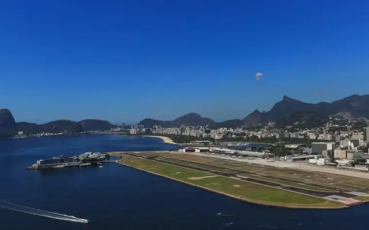 Pista escorregadia no Santos Dumont causa cancelamento de voos