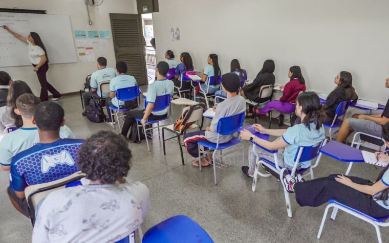 Alunos nascidos em julho e agosto recebem hoje o Pé-de-Meia