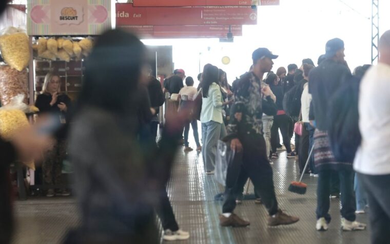 Ferroviários paulistas prolongam greve contra ameaças de demissões