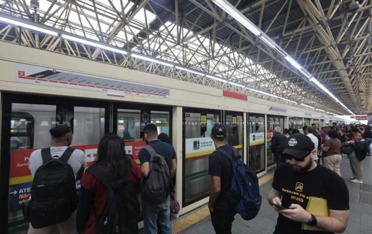 Greve de ferroviários em SP causa caos no trânsito e longa espera