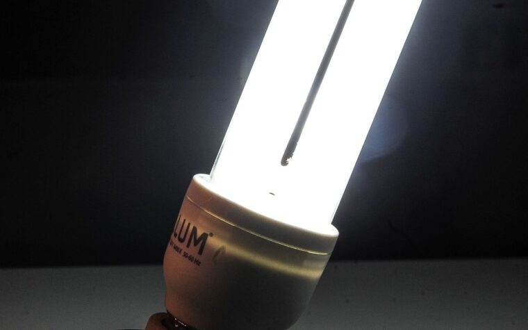 Conta de luz seguirá com taxa adicional em setembro devido à bandeira amarela