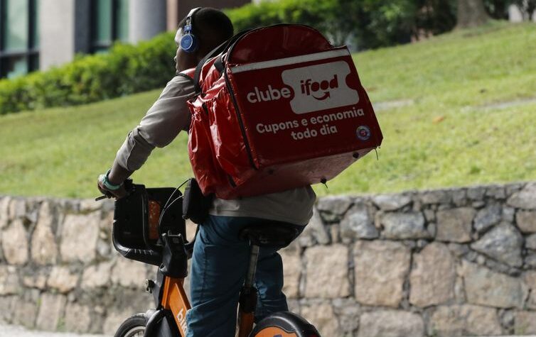 Jovens enfrentam barreiras para conseguir emprego formal no Brasil