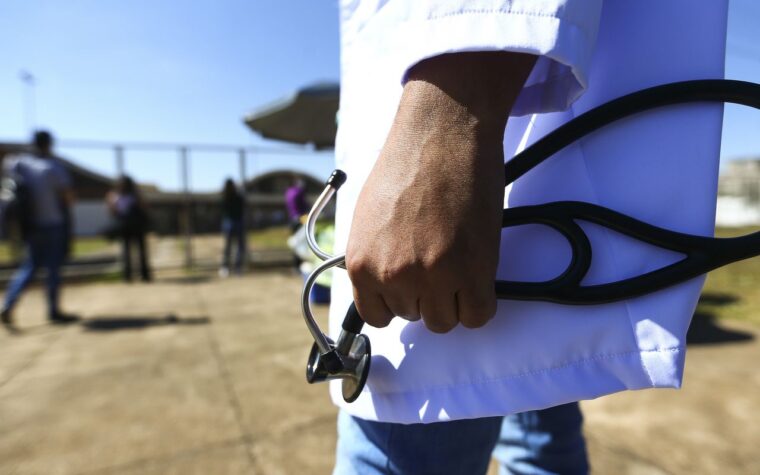 Sanções para cursos de medicina com baixa nota no Enamed são retomadas pelo STJ