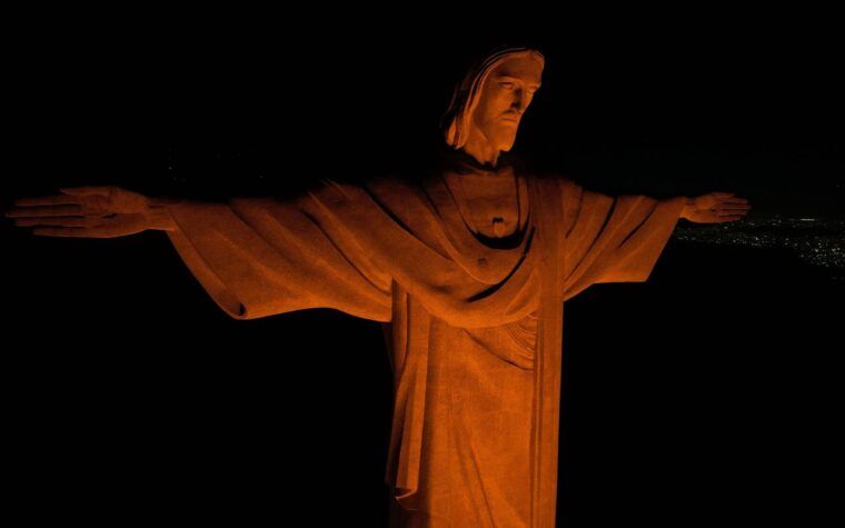 Cristo Redentor veste laranja em campanha de combate ao feminicídio