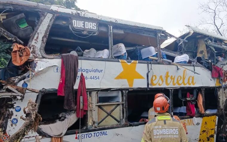 Ônibus tomba em Petrópolis e deixa vítimas; maioria são mulheres