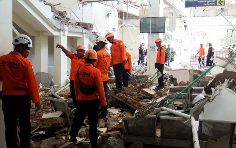 Sismo devastador atinge Indonésia, causando dezenas de mortes
