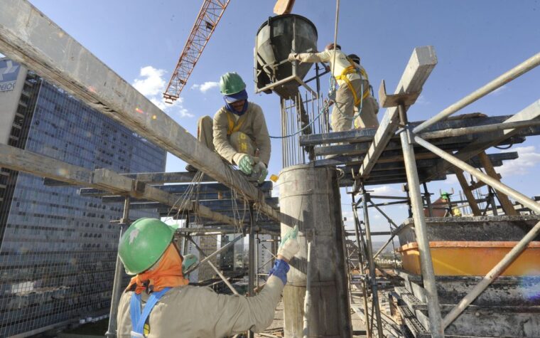 Emprego no Brasil cresce com 165,8 mil novas vagas em agosto