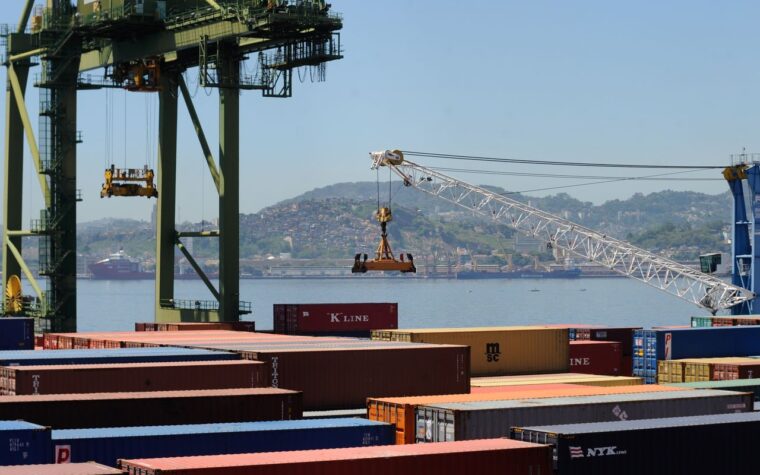 Superávit da balança comercial em agosto atinge US$ 7,4 bilhões