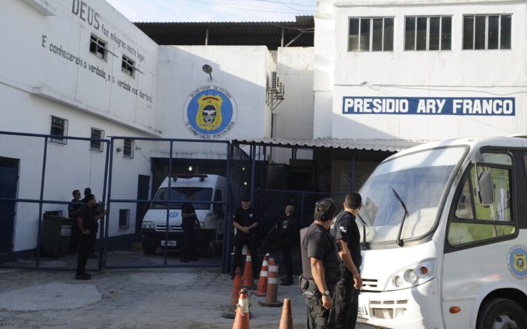 Famílias de presos sofrem com altos custos enquanto detentos estão na cadeia