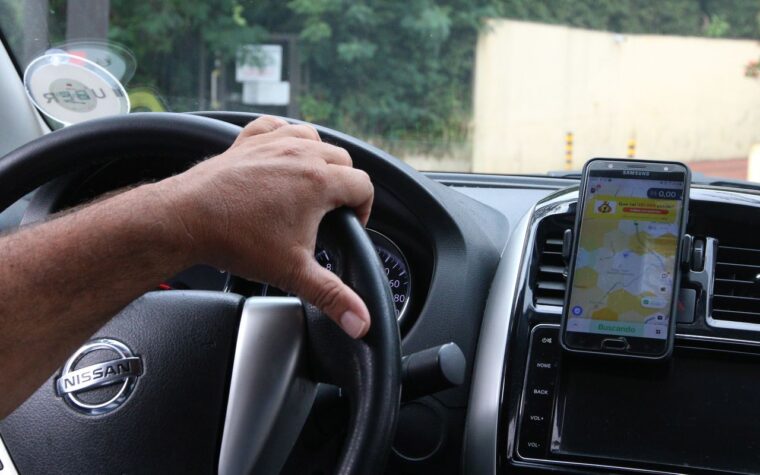 Novas regras para crédito de taxistas e motoristas de aplicativo