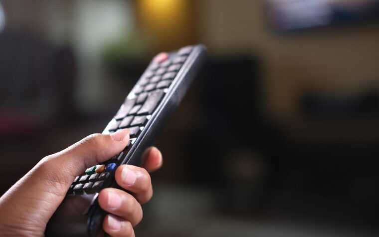 Controle remoto universal: transforme o celular no controle da TV, de graça