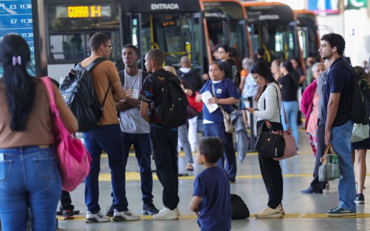 Mulheres abandonam empregos devido a desafios de transporte e segurança