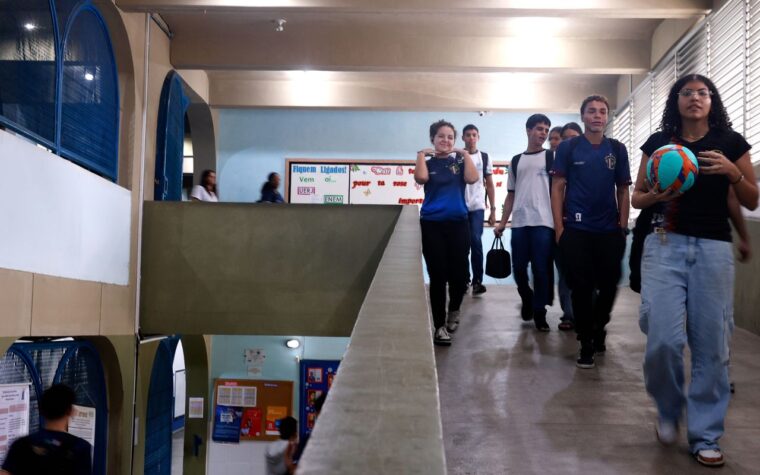Estudantes recebem sexta parcela do Pé-de-Meia a partir desta segunda