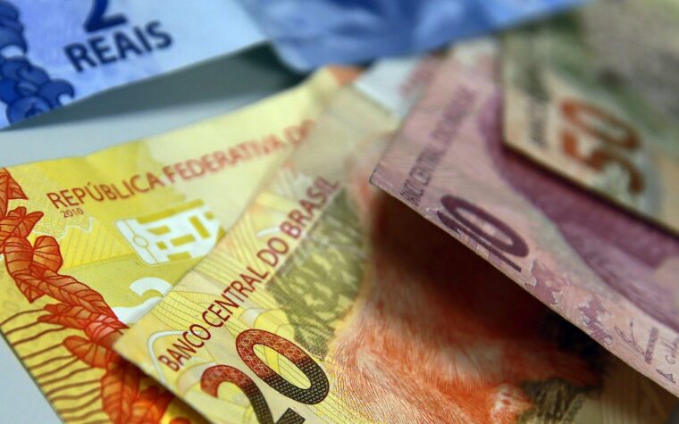 Taxa de juros para famílias cresce e inadimplência atinge 6% em agosto