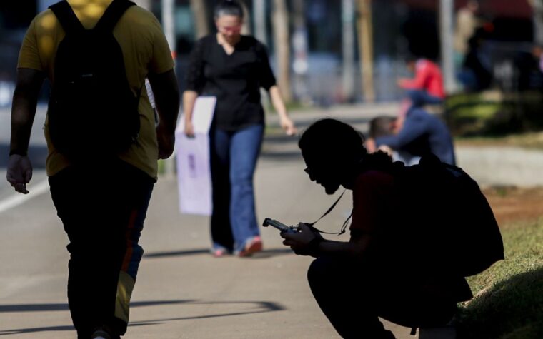 Queda no número de jovens fora do trabalho e estudo no Brasil